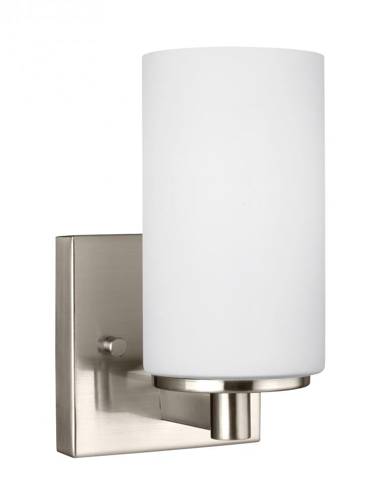 Generation Lighting 4139101-962 Hettinger transitional 1-light indoor dimmable bath vanity wall sconce in brushed nickel silver fini